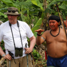 Yanomamienes leder Davi Kopenawa viste Kongen hvordan indianerne jakter og skaffer mat fra skogen. (Foto: Rainforest Foundation Norway / ISA Brazil)